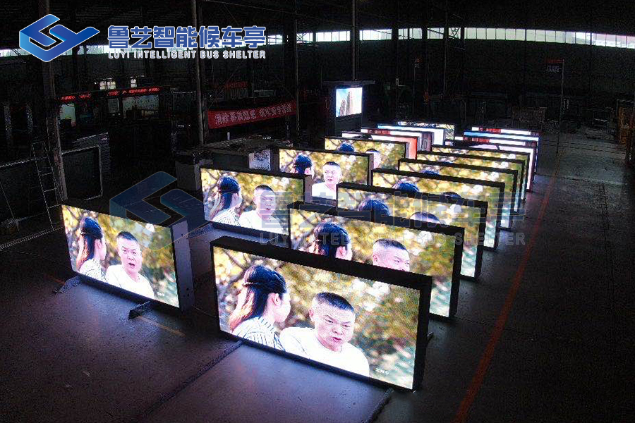 安徽合肥客戶訂購(gòu)的LED彩屏候車亭燈箱調(diào)試中