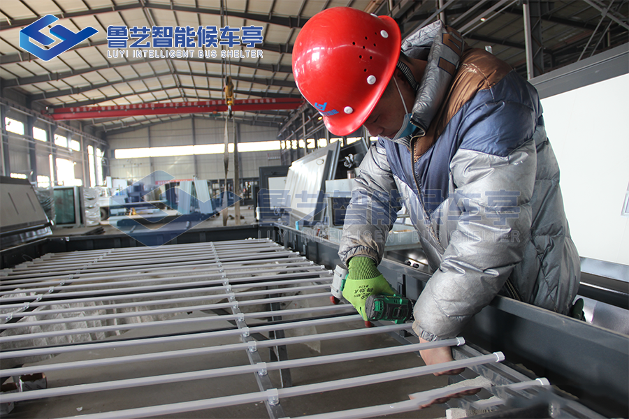 河南新鄉(xiāng)公交站臺(tái)產(chǎn)品加緊生產(chǎn)保障產(chǎn)品按時(shí)交付