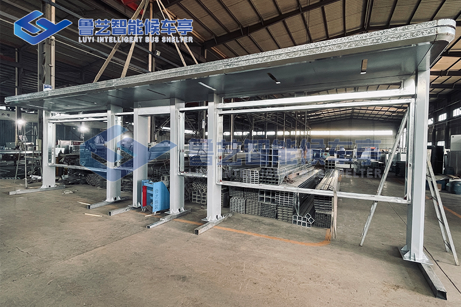 廠家為河北訂購(gòu)的智能候車(chē)亭首件進(jìn)行安裝測(cè)試