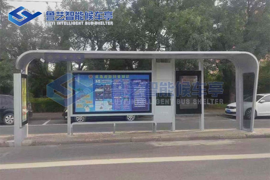 河南某市全新公交候車亭啟用，科技與便捷提升出行體驗